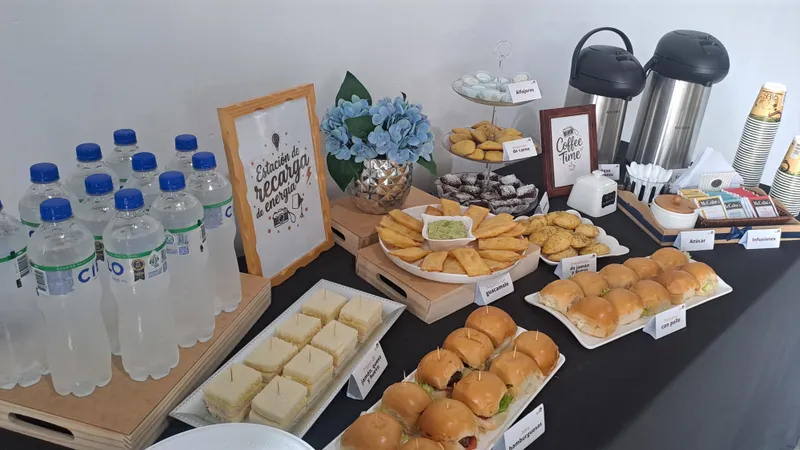 Coffee break con bocaditos para una reunión de trabajo