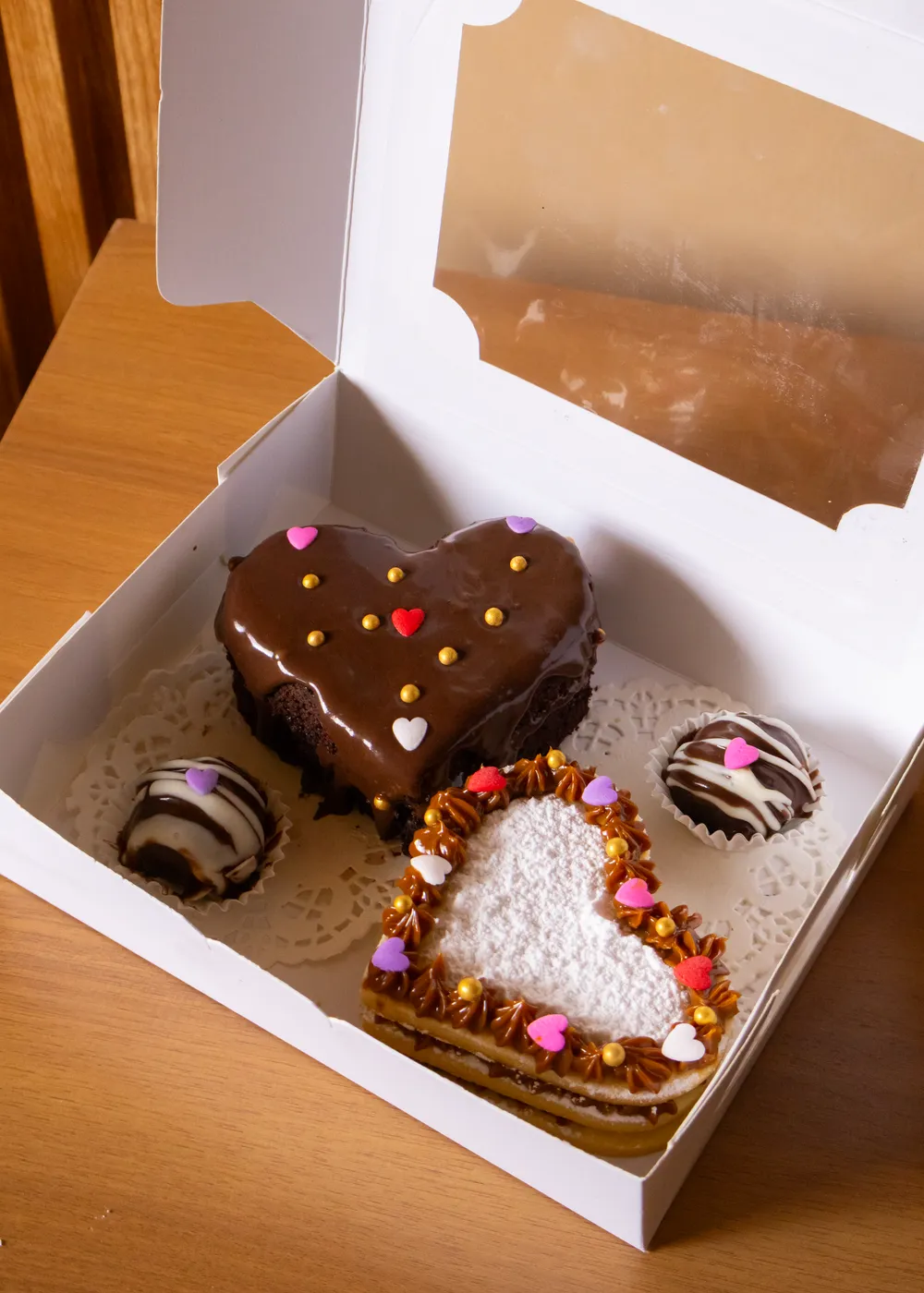 Mini torta de corazón decorada a mano